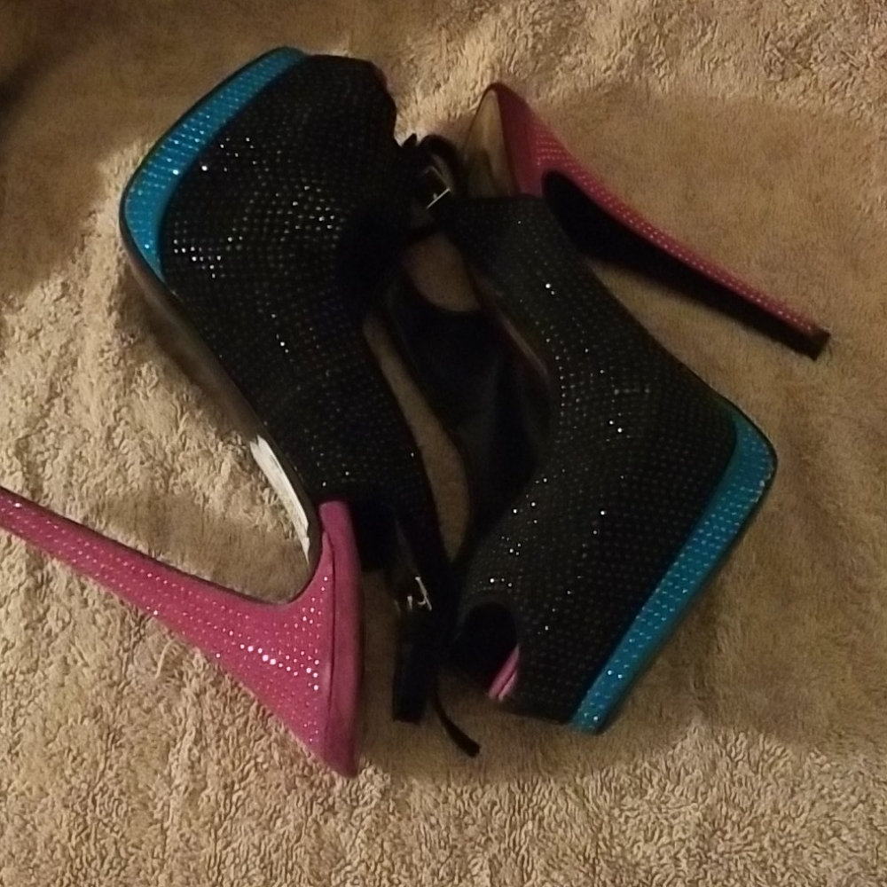 Shoes - Picture 2 of 6